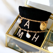 Set de inspiraciones Nuevas tendencias: colgantes metálicos letras con strass & tarjetas de joyería