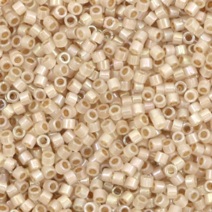 Abalorios Miyuki Delica's 11/0 Beige lined opal AB DB-1731