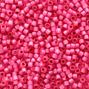 Abalorios Miyuki delica's 11/0 Duracoat semi frosted silverlined dyed hibiscus pink DB-2175