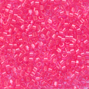 Abalorios Miyuki delica's 11/0 Transparent dyed bubble gum pink DB-1308
