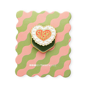 BY31&reg; Pin "Sushi" en una tarjeta Verde oscuro-rosa coral-blanco-gris-dorado