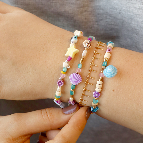 Lea aqu&iacute; c&oacute;mo hacer pulseras vibrantes con abalorios acr&iacute;licos de flores y sealife