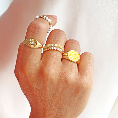Ponte creativa con los anillos con esmalte