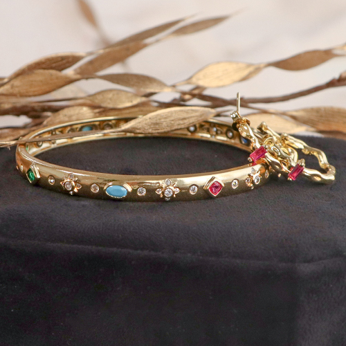 Ponte creativo con los colgantes y las pulseras de esmalte