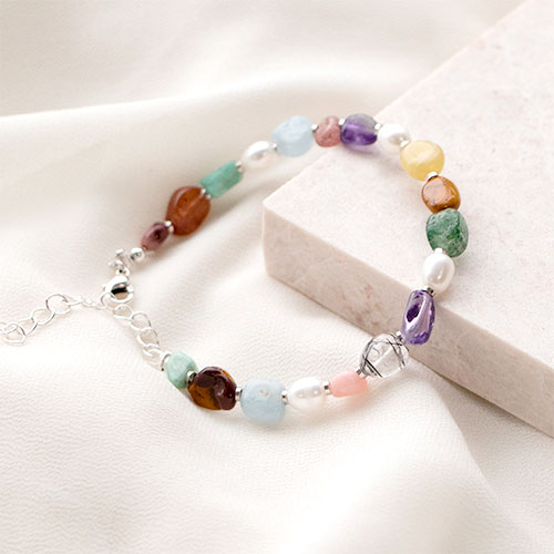 As&iacute; se crea una colecci&oacute;n de pulseras con abalorios de piedras naturales