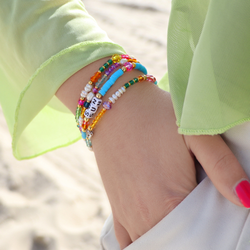 Ponte creativa con abalorios facetados para una colecci&oacute;n de verano