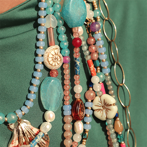 Crea coloridos collares con abalorios redondos de cristal