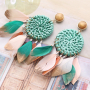 Inpiraci&oacute;n de moda festivalera con coloridas plumas y colgantes de rat&aacute;n