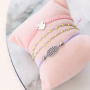 Moda veraniega: con pulseras tobilleras y pulseras de acero inoxidable