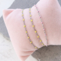 Moda veraniega: con pulseras tobilleras y pulseras de acero inoxidable
