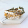 Preciosos pendientes, pulseras y collares con abalorios chips