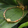 Elegantes pendientes y pulseras con los abalorios faceteados cubo