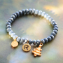 Tips para decorar tus pulseras faceteadas con colgantes met&aacute;licosDQ
