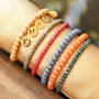 Tips para decorar tus pulseras faceteadas con colgantes met&aacute;licosDQ