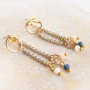 Pendientes elegantes en nuevos colores de tendencia