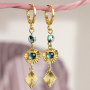 Dise&ntilde;a pendientes de tendencia con los colgantes met&aacute;licos de lat&oacute;n