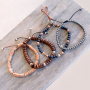 Ver aqu&iacute; c&oacute;mo hacer estas geniales pulseras con abalorios de madera: 