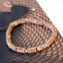 Ver aqu&iacute; c&oacute;mo hacer estas geniales pulseras con abalorios de madera: 