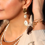 Joyer&iacute;a con cadenas en combinaci&oacute;n con perlas de agua dulce y conchas