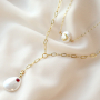 Manos a la obra y dise&ntilde;a joyer&iacute;a con conchas n&aacute;car brillante en combinaci&oacute;n con los elementos en lat&oacute;n con zirconia.