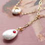 Manos a la obra y dise&ntilde;a joyer&iacute;a con conchas n&aacute;car brillante en combinaci&oacute;n con los elementos en lat&oacute;n con zirconia.