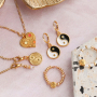Ideas de joyas elegantes y modernas con colgantes y abalorios met&aacute;licos DQ