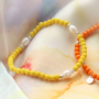 Crea pulseras de colores con abalorios acr&iacute;licos.
