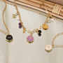 Ponte creativo con los colgantes y las pulseras de esmalte