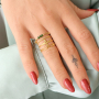 Ponte creativa con los anillos de acero inoxidable