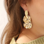 Ideas creativas para pendientes con colgantes y entrepiezas doradas y plateadas