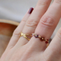 Preciosos anillos con las piedras naturales faceteadas de imitaci&oacute;n