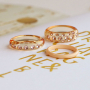 Combina varios anillos para un look elegante