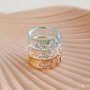 Combina varios anillos para un look elegante
