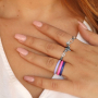 Combina varios anillos para un look elegante