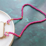 Dise&ntilde;a diversas joyas con abalorios acr&iacute;licos