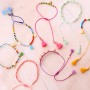 As&iacute; se incorporan las borlas a pulseras y cordones para gafas de sol