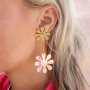 Trucos para crear pendientes llamativos con las flores y corazones Plexx  