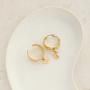 Ponte creativa con los anillos de acero inoxidable