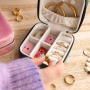 Pr&aacute;ctico y compacto estuche de viaje y cajita para joyas