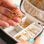 Pr&aacute;ctico y compacto estuche de viaje y cajita para joyas