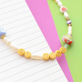 Dise&ntilde;a collares &uacute;nicos y cord&oacute;n sneaker con abalorios acr&iacute;licos de letras