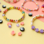 &iexcl;D&eacute;jate inspirar! Crea pulseras de abalorios con un toque alegre.
