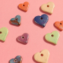 Crea pendientes, collares y pulseras &uacute;nicos con corazones de cer&aacute;mica DQ griegos