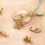 Crea bonitos collares y anillos con colgantes met&aacute;licos TQ de lat&oacute;n