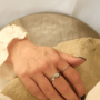 Elegantes anillos de acero inoxidable con piedra natural