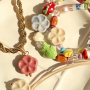 Crea collares y pendientes gruesos con abalorios de cer&aacute;mica griega DQ flor
