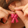 Ideas de joyer&iacute;a con colgantes lazo y pendientes coraz&oacute;n en acr&iacute;lico