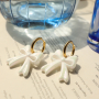 Ideas de joyer&iacute;a con colgantes lazo y pendientes coraz&oacute;n en acr&iacute;lico