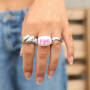 Crea llamativas joyas con perlas de imitaci&oacute;n pintadas a mano