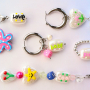 Crea llamativas joyas con perlas de imitaci&oacute;n pintadas a mano